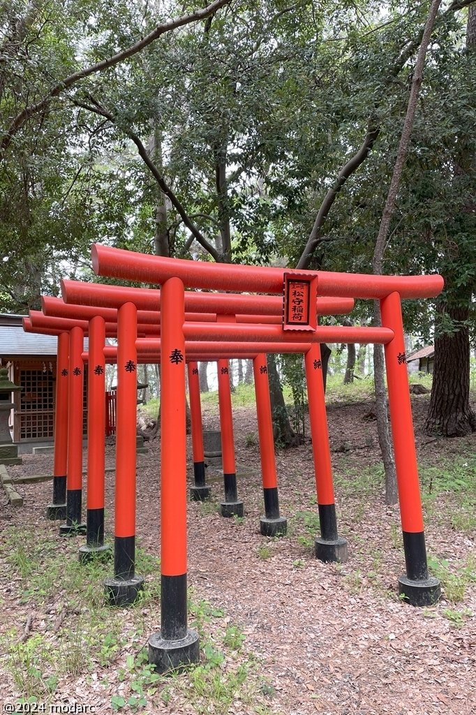 御用邸の傍に建つ松守稲荷